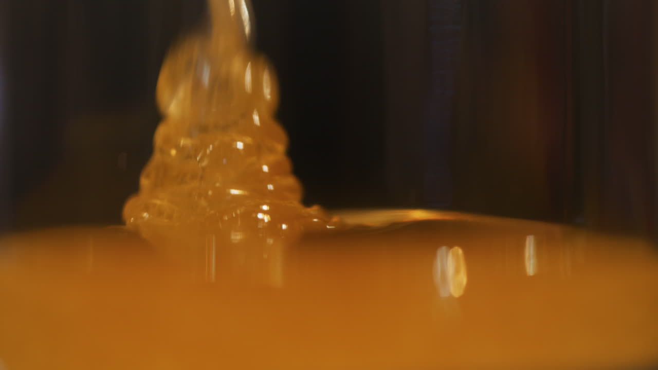 Miele denso, naturale e brillante da apicoltura tradizionale