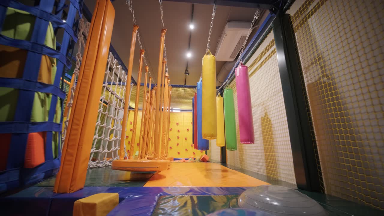 gran parque infantil cubierto para niños