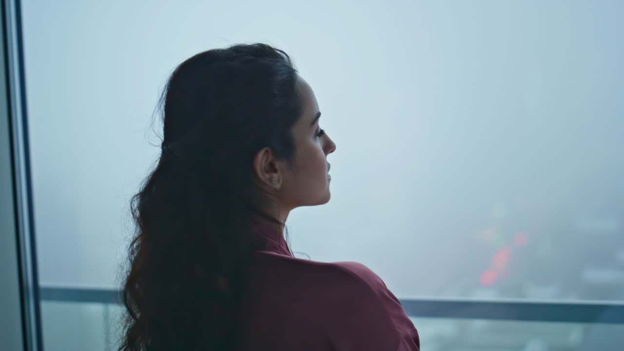 mujer pensativa buscando paisaje urbano ventana panorámica en plano cercano contemporáneo