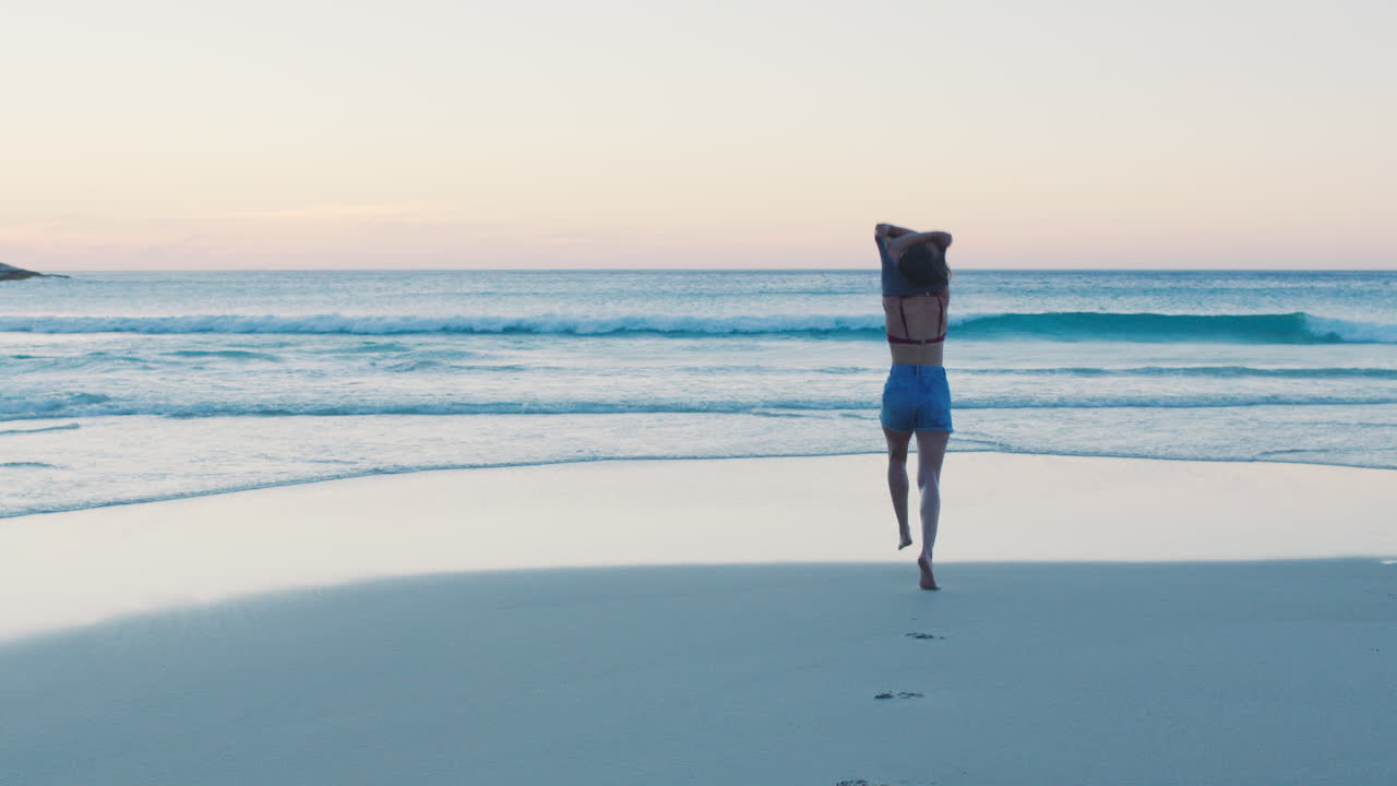 자유, 바다, 그리고 해변에서 달리는 여자
