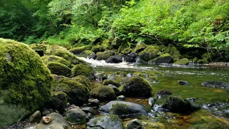 Claddagh-Fluss-In-Donegal,-Irland.-Wasser-In-Zeitlupe-Fließt-Nach-Rechts