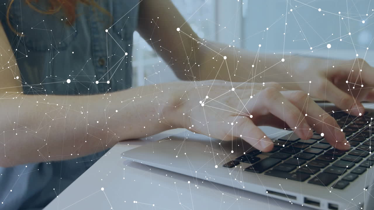 animación del procesamiento de datos sobre una mujer de negocios caucásica que trabaja en la oficina