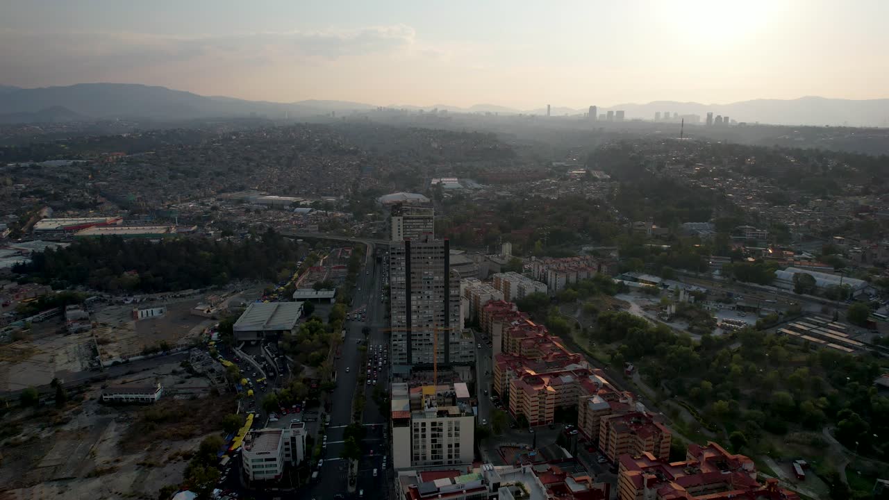 retrospectiva de la ciudad occidental de méxico y enormes edificios residenciales