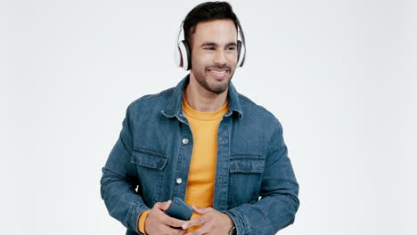 hombre, auriculares y cara con la escucha