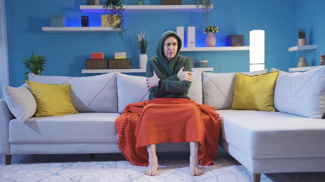 외롭고 절박한 남자는 집에서 혼자 몸을 풀려고 노력하며 자신의 건강을 의심합니다.