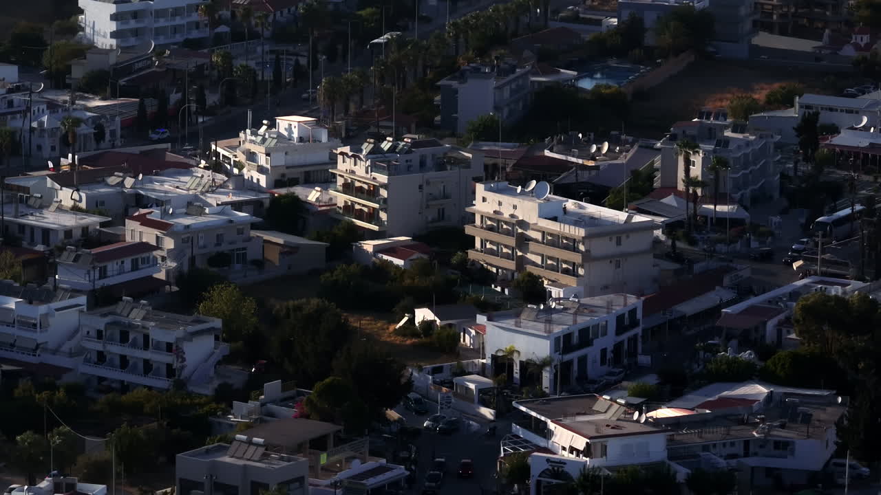 그리스 로데스의 이 많은 날, 팔리라키 마을의 건물들의 텔레포토 드론