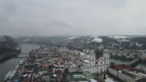 Luftaufnahme-Des-Passauer-Doms-In-Der-Deutschen-Stadt-An-Einem-Bewölkten-Tag