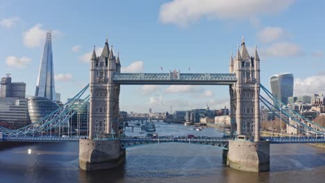 Toma-Aérea-Ascendente-Del-Puente-De-La-Torre-De-Londres-De-Cerca