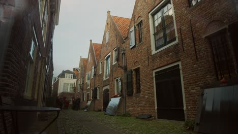 Zeitraffer-Der-Historischen-Straße-Und-Des-Stadttors-Kuiperspoort-In-Middelburg