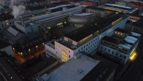 Luftaufnahmen-Von-München-Bei-Nacht-Mit-Sonnenuntergang---Dämmerung-Aus-Drohnensicht