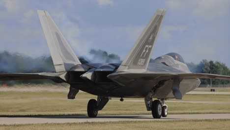 lockheed martin f-22 rodando en la pista después de aterrizar de cerca