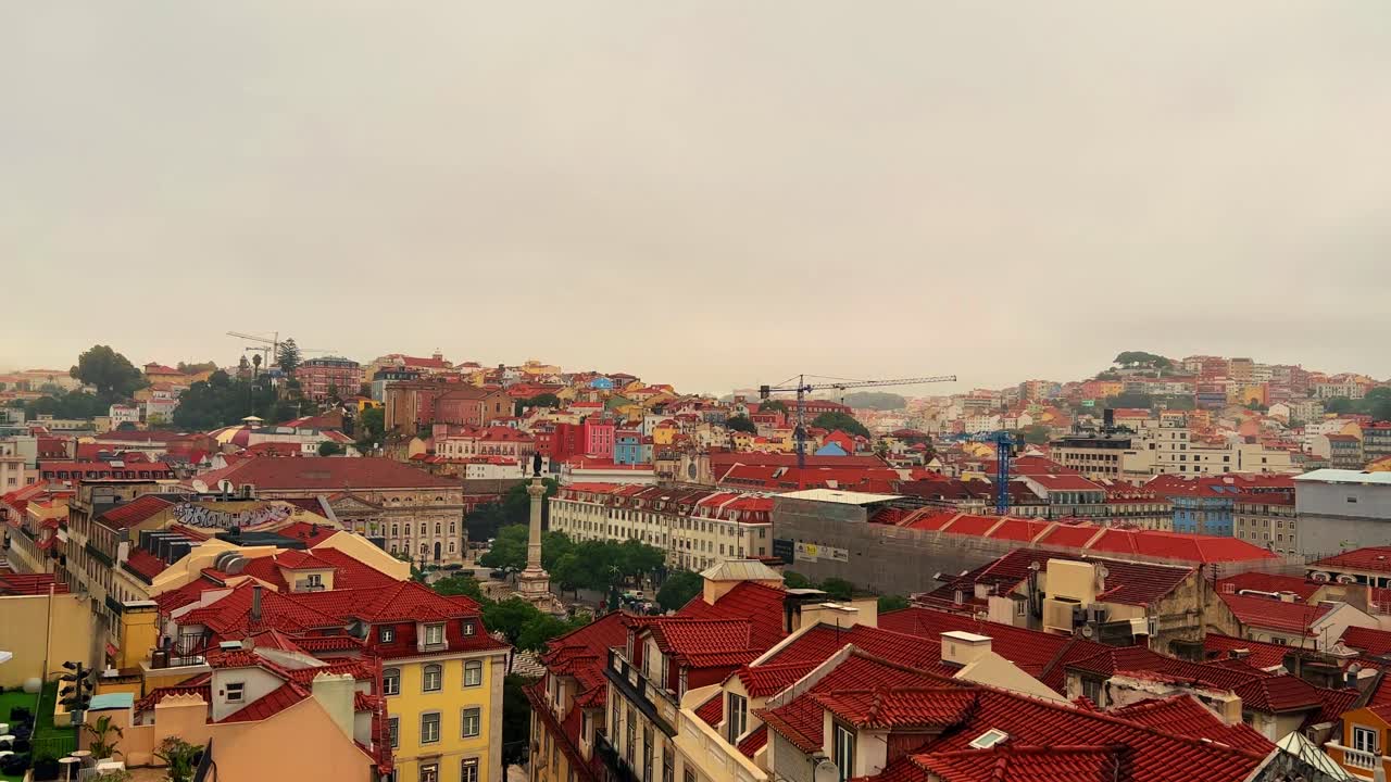 Lisbona, Portogallo con vista sulla città e sul fiume Tago di giorno in estate