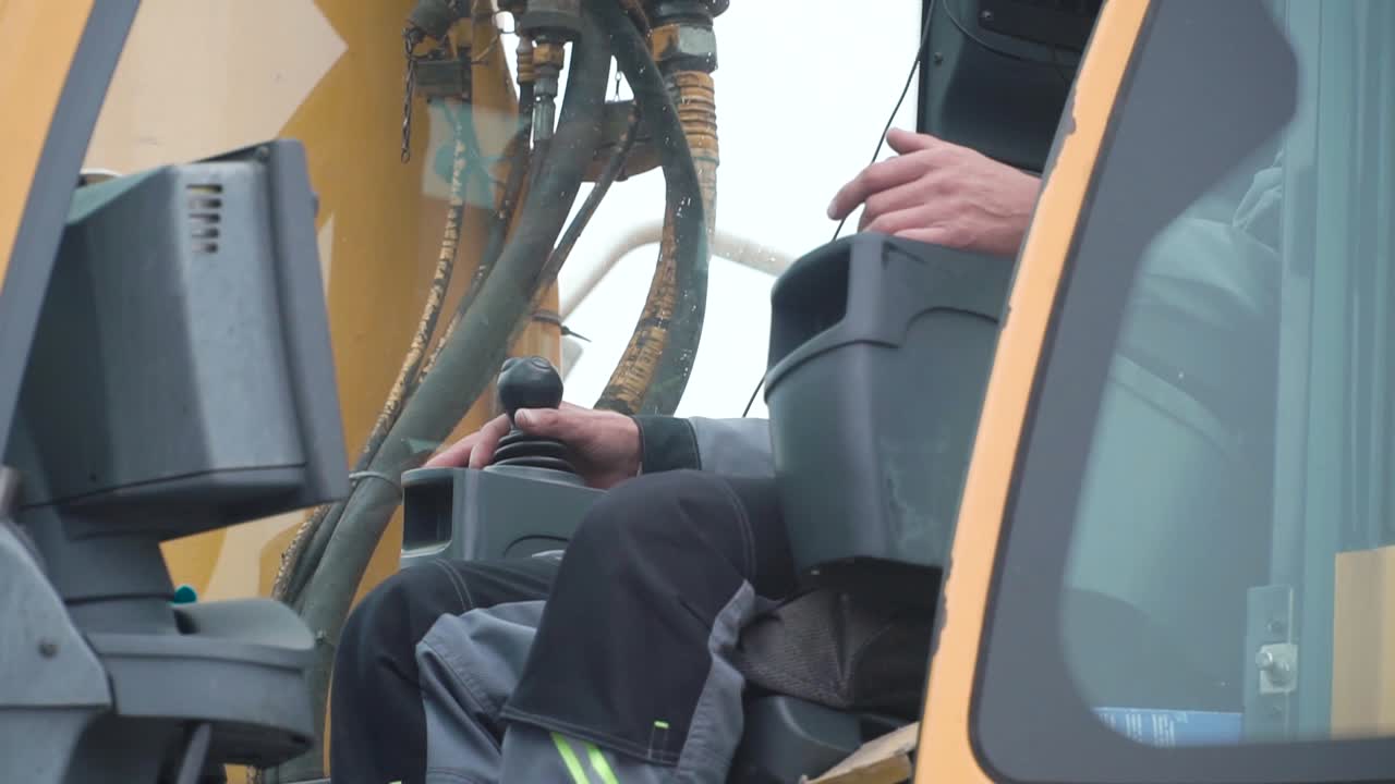 Operatore di escavatore al lavoro