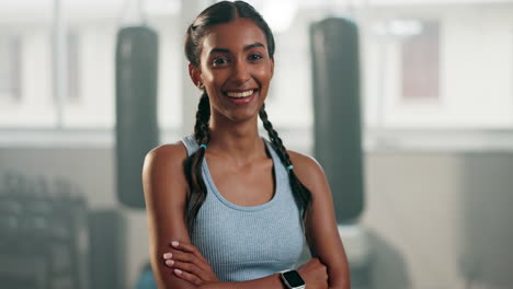 Fitness,-Sonrisa-Y-Brazos-Cruzados-Con-Una-Mujer-En-El-Gimnasio