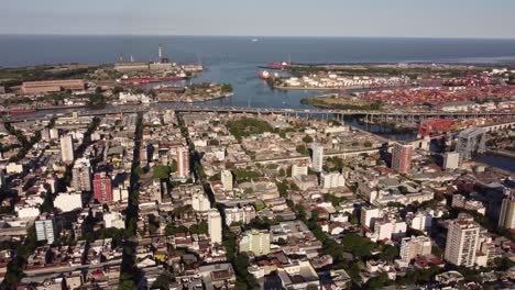 amplia vista aérea panorámica del puerto y la ciudad de buenos aires en argentina