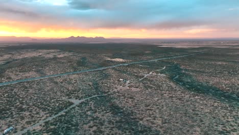 autocaravana estacionada en un paisaje desértico fuera de la carretera