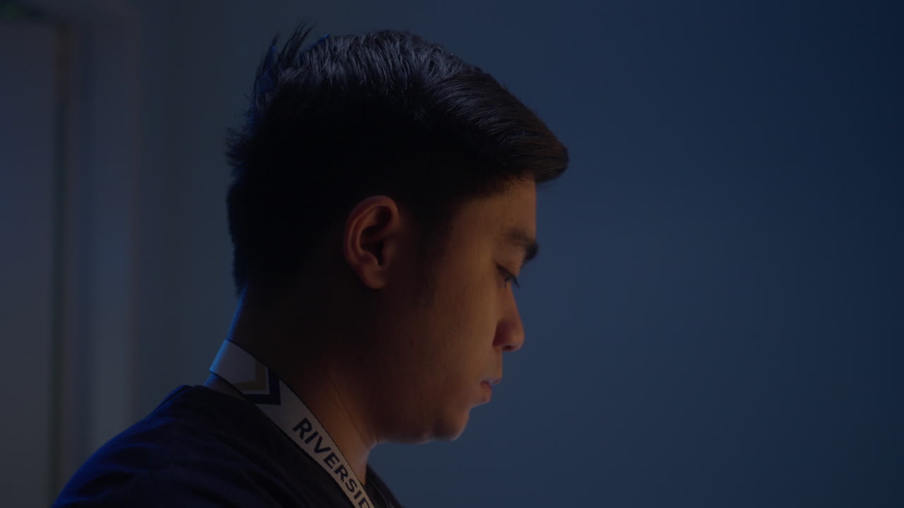 의료 실험실 에서 근무 하는 남성 방사선 기술자 의 측면 초상화