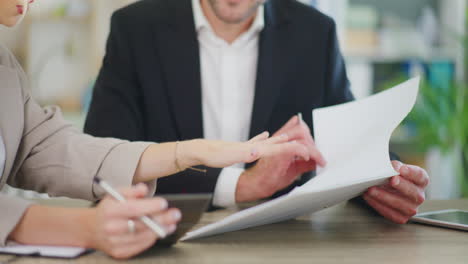 un hombre de negocios discute el informe financiero de la compañía con un colega.