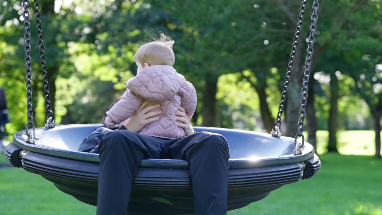Generazioni familiari, padre e figlia insieme, felici nel tempo libero