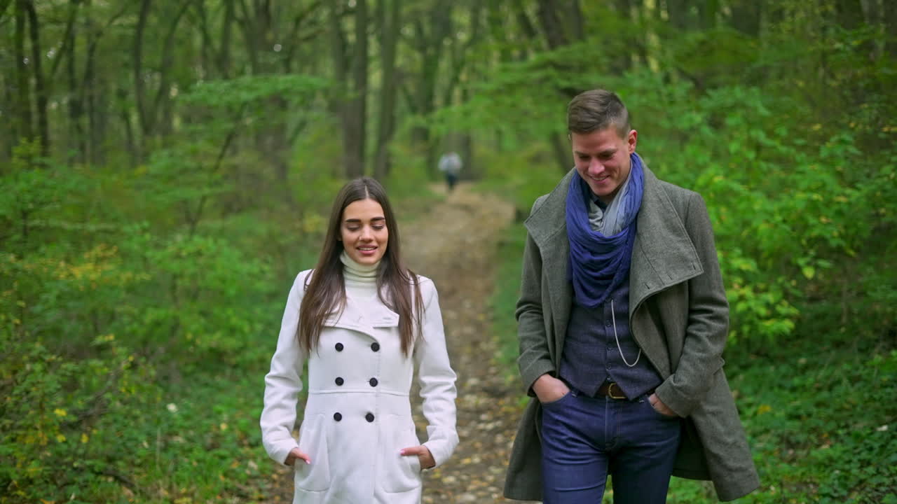 가을의 숲에서 산책하는 부부