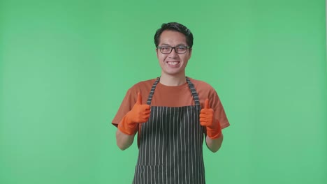 hombre con delantal y guantes dando un pulgar hacia arriba