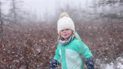 Niña-Corriendo-Enfoque-De-Tormenta-De-Nieve-De-Nieve-A-Niña-Slomo