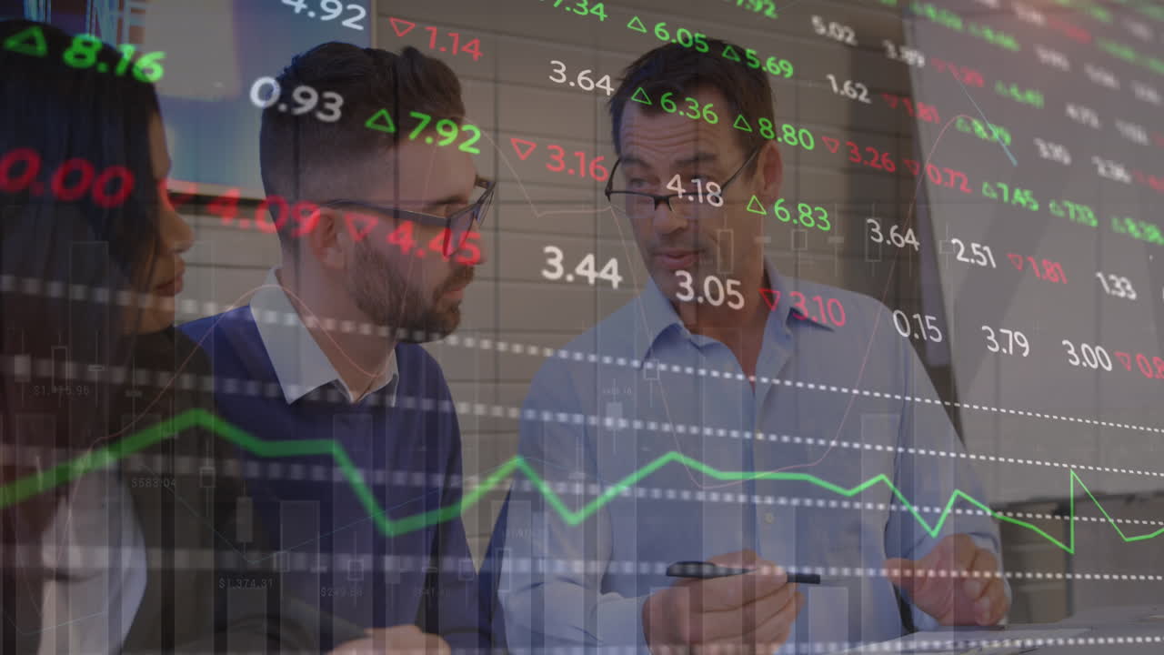 animación de gráficos y tablero de intercambio sobre diversos compañeros de trabajo compartiendo ideas en la reunión en la oficina