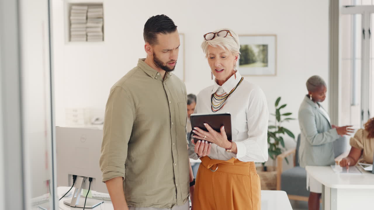 tableta, liderazgo o gerente sénior con empleado