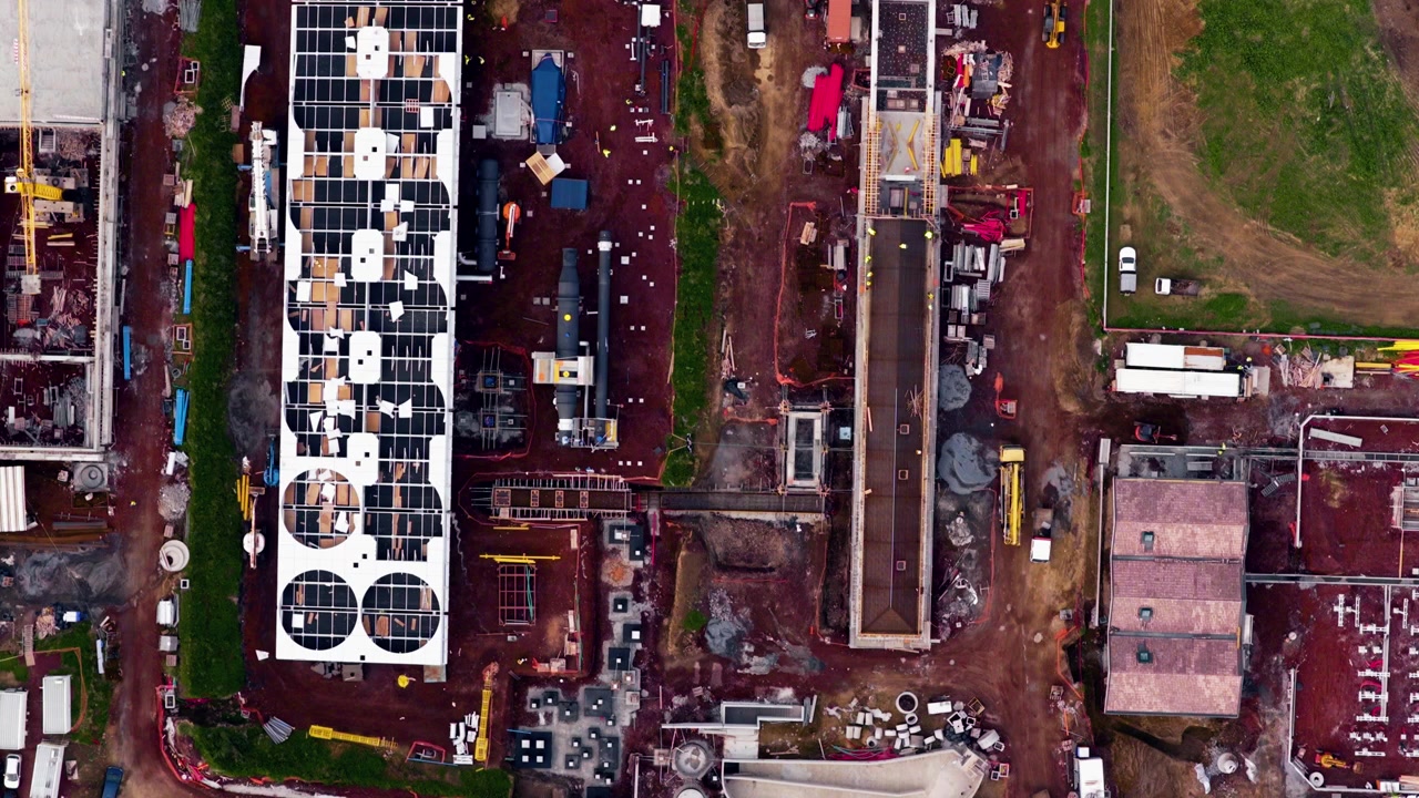 Fasilitas Energi Terbarukan di Pembangkit Listrik Tenaga Panas Bumi Pico Vermelho di Pulau São Miguel, Azores, Portugal. Rekaman Udara dari Atas.