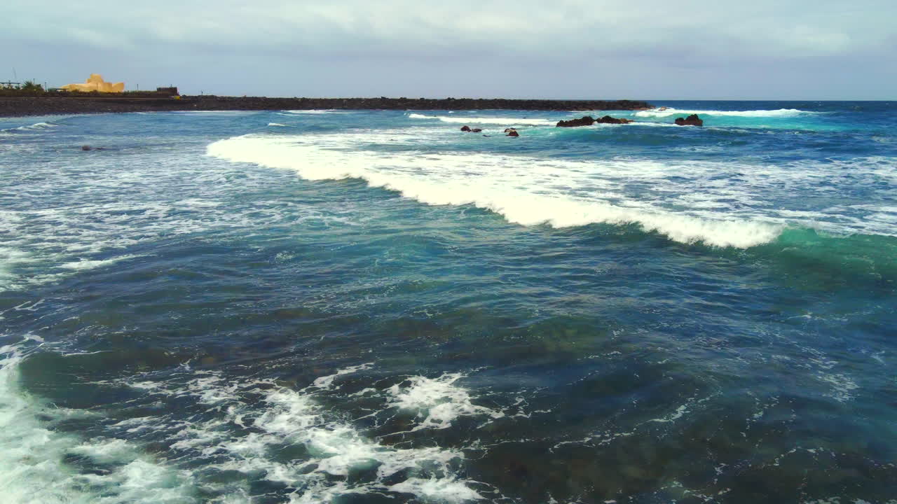 video aéreo volando en las olas azules en el océano atlántico