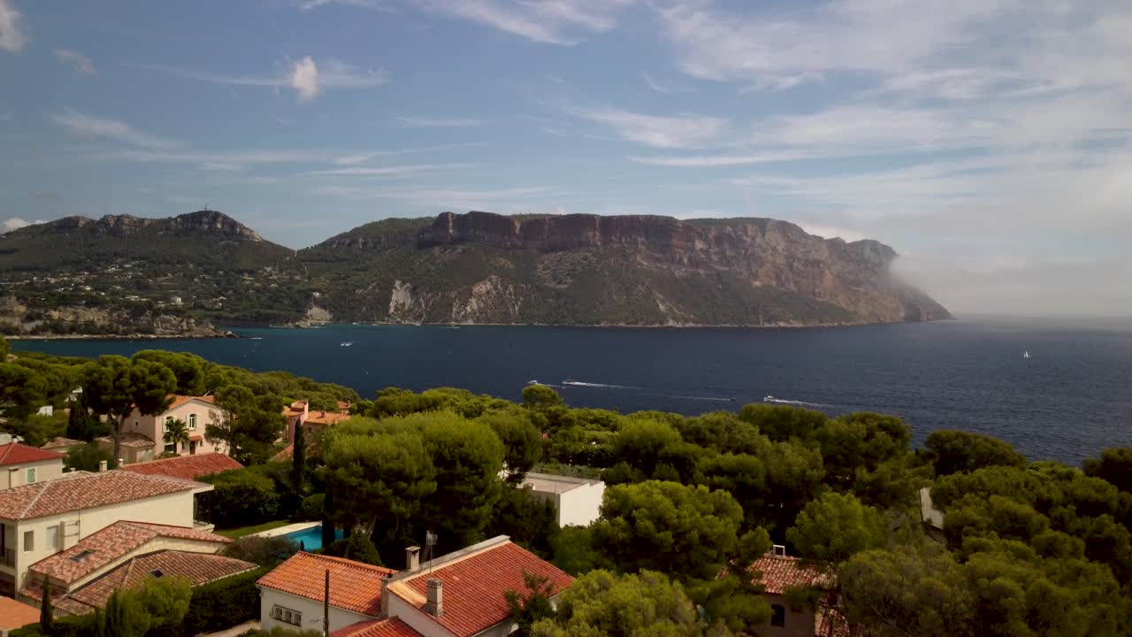 프랑스의 이 많은 날에 푸른 지중해에 있는 캐프 카나일 (cap canaille) 의 높은 바위