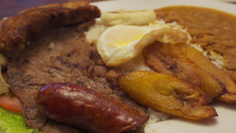 una toma estrecha de un plato de comida colombiana en un restaurante