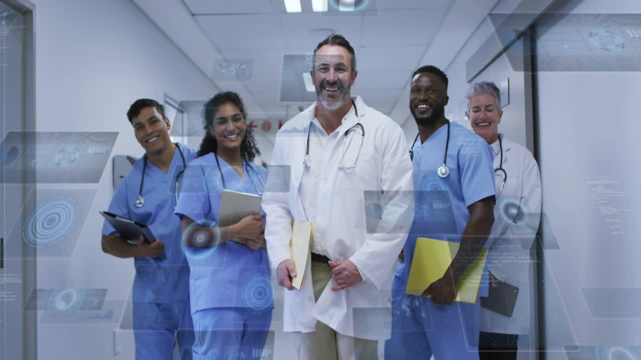 Equipe médica liderada por um médico caminha pelo corredor, ativando HUDs que surgem e se desvanecem, exibindo informações.