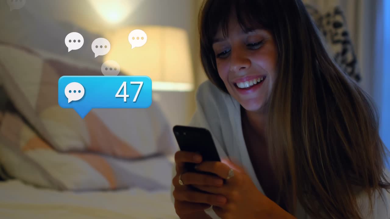 animación de iconos de las redes sociales cayendo sobre una mujer biracial