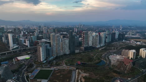 el parque mexicano y los rascacielos de santa fe, méxico - amplia, panorámica, toma de avión no tripulado