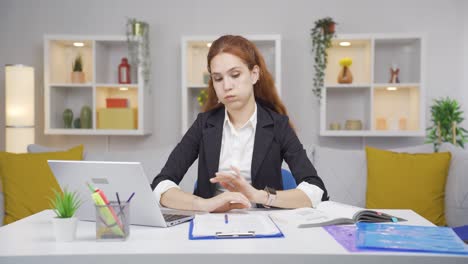 trabajadora de oficina en casa que se toma un descanso de su trabajo.