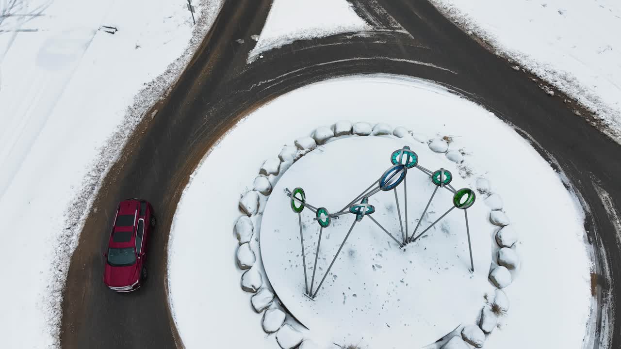 위에서 볼 때 suv가 원에 들어갑니다.