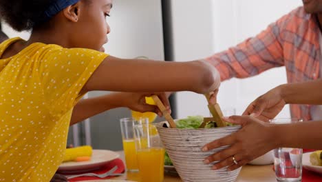 Seitenansicht-Einer-Glücklichen-Schwarzen-Familie,-Die-Auf-Dem-Esstisch-In-Einem-Komfortablen-Zuhause-4k-Isst