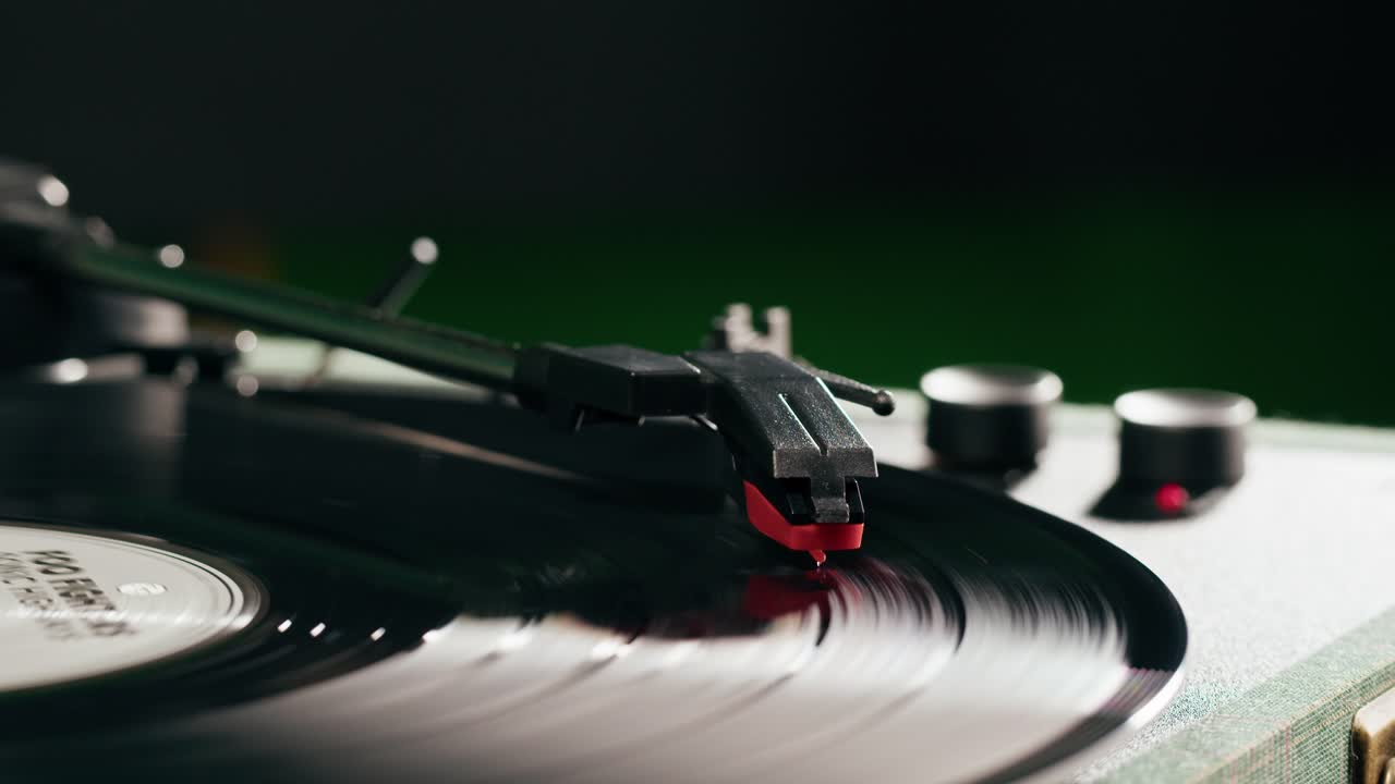 Mano che posiziona l'ago su un disco in vinile che gira su un giradischi