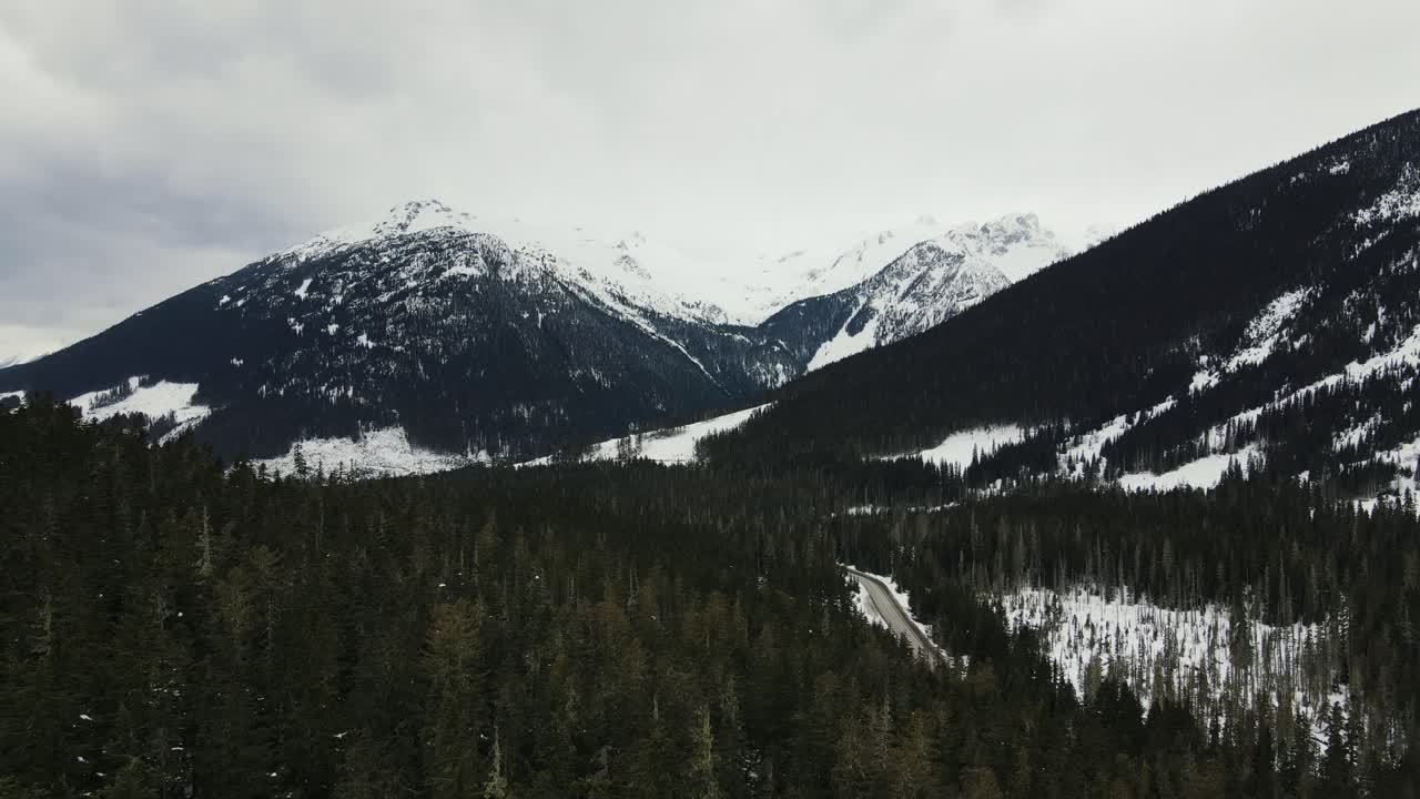 establecimiento de una toma aérea con drones del área del lago duffey en columbia británica, canadá