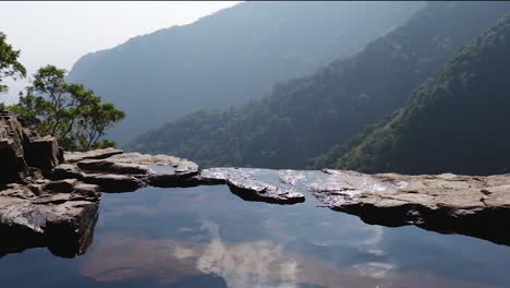 印度nongnah meghalaya的自然游泳池在山崖上从不同的角度拍摄的视频