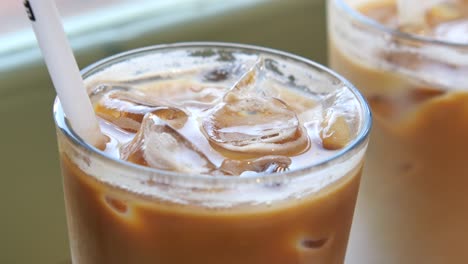 dos cafés helados con pajitas