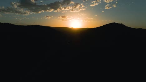 Toma-Panorámica-Aérea-Derecha-De-Una-Puesta-De-Sol-En-Las-Colinas-Negras