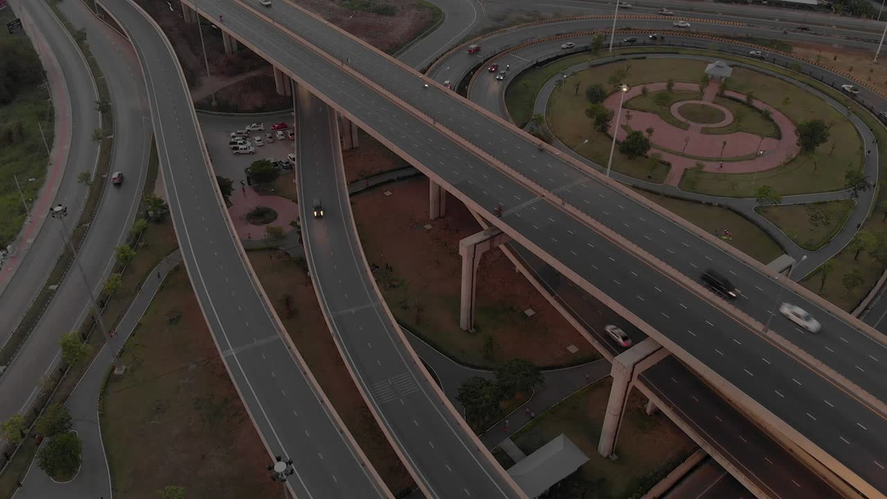 vista de arriba de la autopista, el tráfico vial es una infraestructura importante