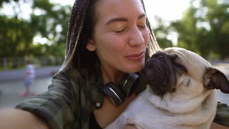 Junges-Mädchen,-Das-Ihren-Hund-Hält