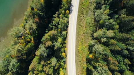 Luftaufnahme-Eines-Fahrzeugs,-Das-Sich-Auf-Der-Straße-Auf-Dem-Land-Bewegt,-4k