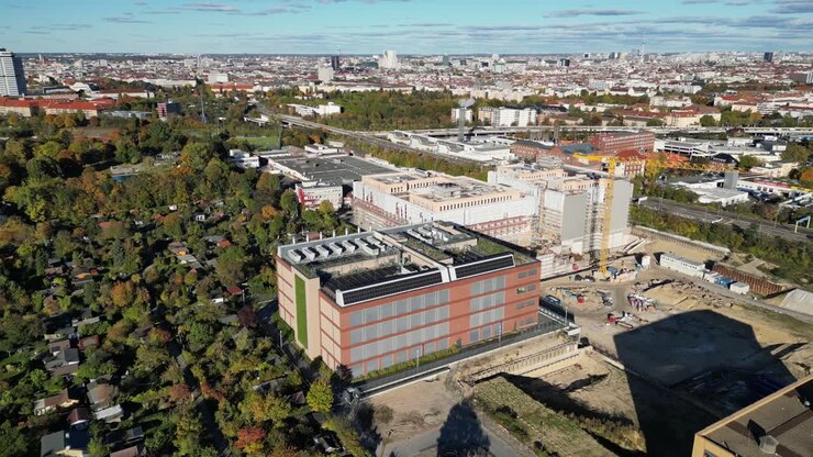 Il più grande edificio di data center che fornisce servizi di cloud computing in una città urbana. Database digitale blockchain, sicurezza internet per dati sensibili. Bella ripresa aerea con drone.