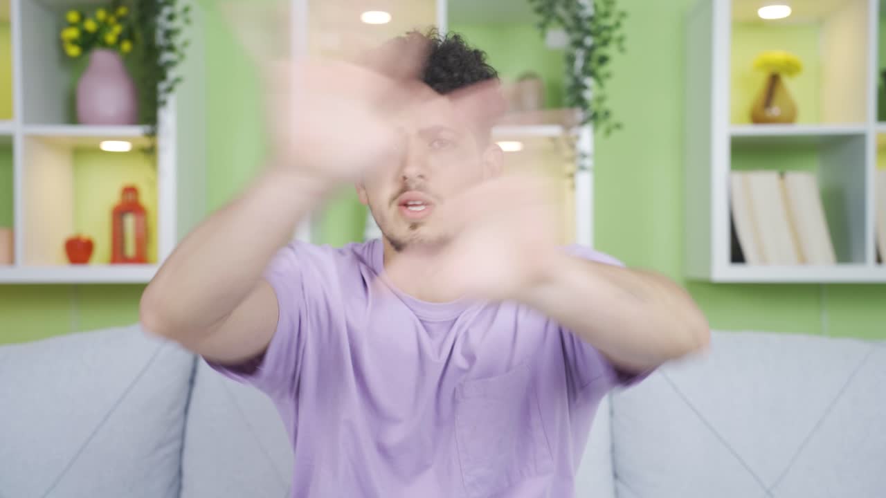 반항적인 젊은이. 그는 충분하다고 말합니다. 그는 아니라고 말합니다.