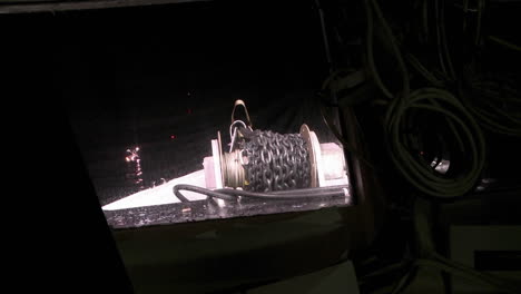 un barco de mar se enrolla en una cadena por la noche