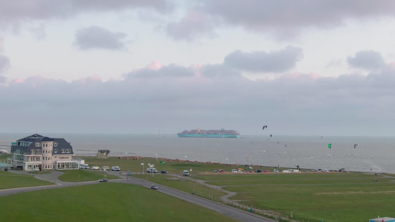 집 카이트서퍼와 해변의 드론 샷